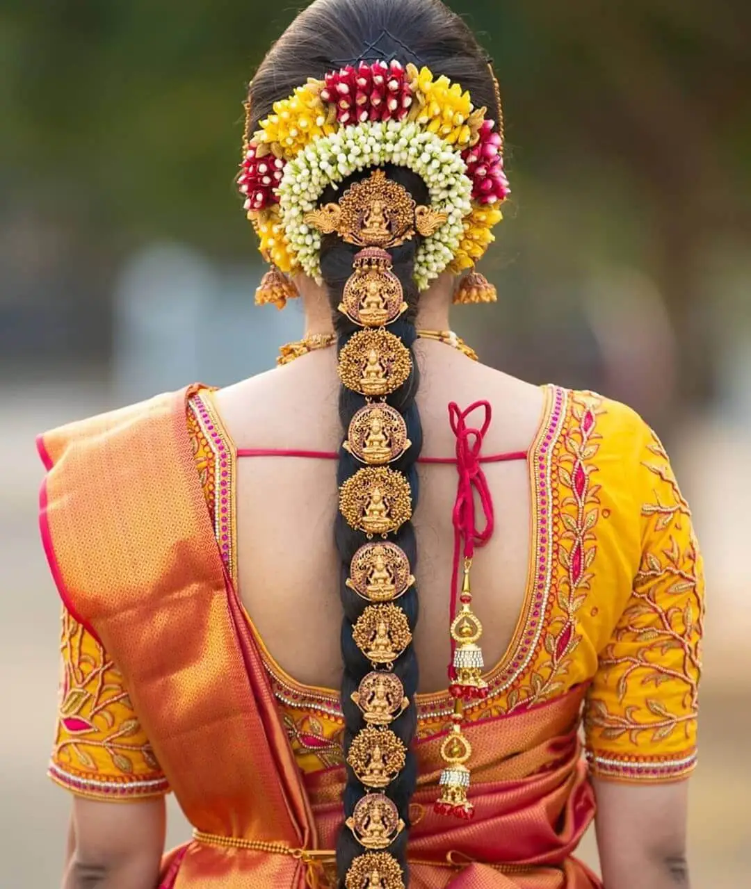 Ravishing Indian bride posing outdoors. | Photo 246608