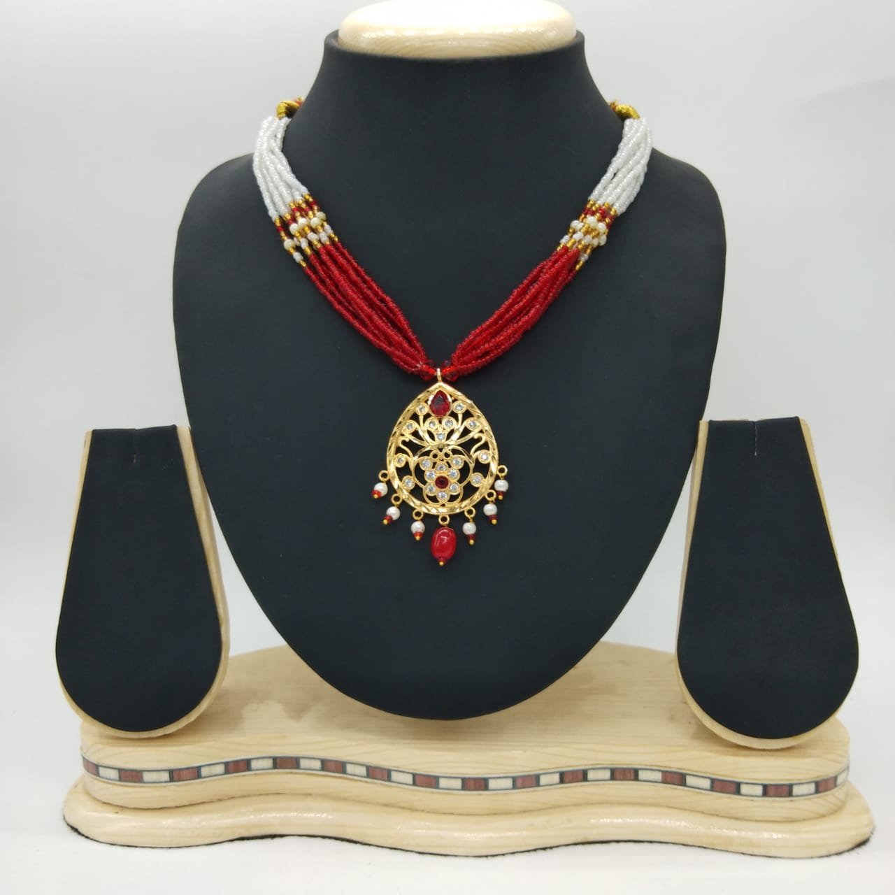 White and Red moti neckset